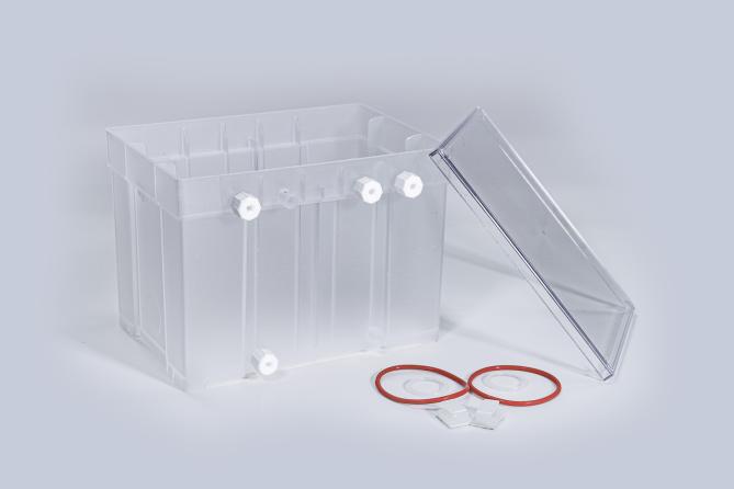 Xpress Dialysis Box mit Schlauchanschlüssen